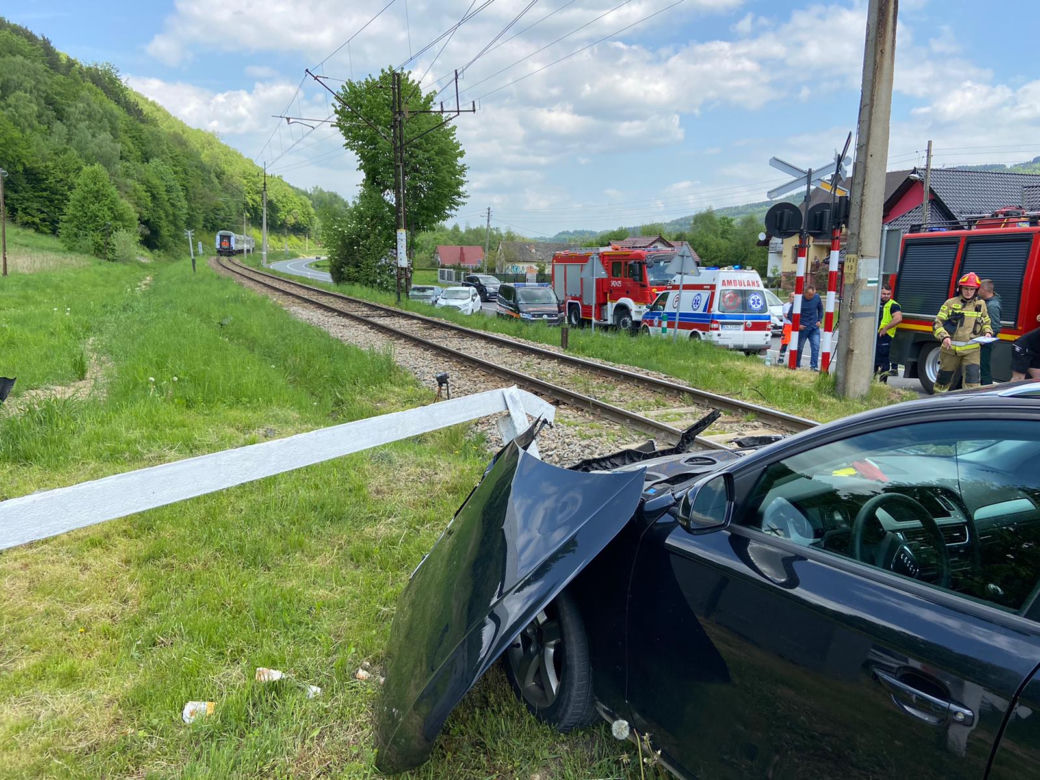 Wjechał wprost pod pociąg i odbił się od lokomotywy! Nagłe hamowanie zapobiegło tragedii 