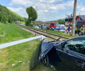 Wjechał wprost pod pociąg i odbił się od lokomotywy! Nagłe hamowanie zapobiegło tragedii 