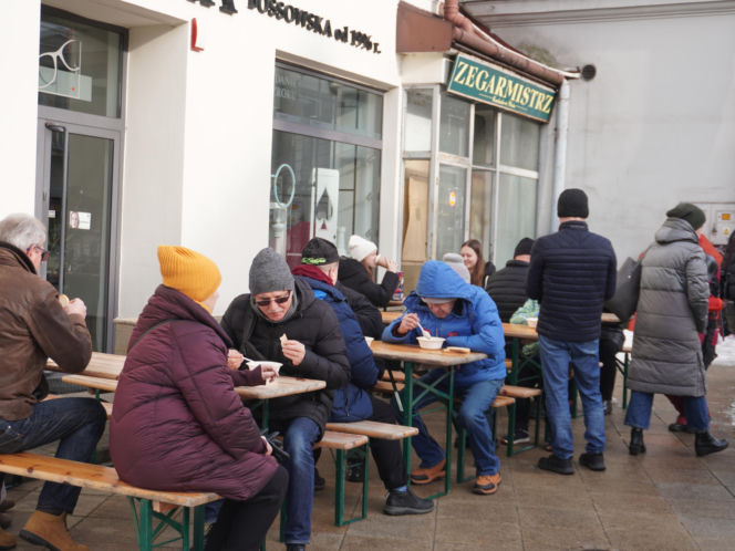 34. Finał WOŚP. Dziennikarze Radia ESKA rozgrzewają Tarnów pysznym żurkiem!