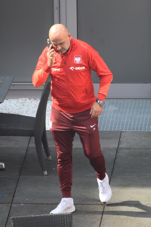 Michał Probierz przybity wpatruje się w telefon