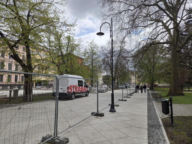 Nowe oblicze placu Wolności. Kwiaciarnie już zamontowane, koniec prac coraz bliżej