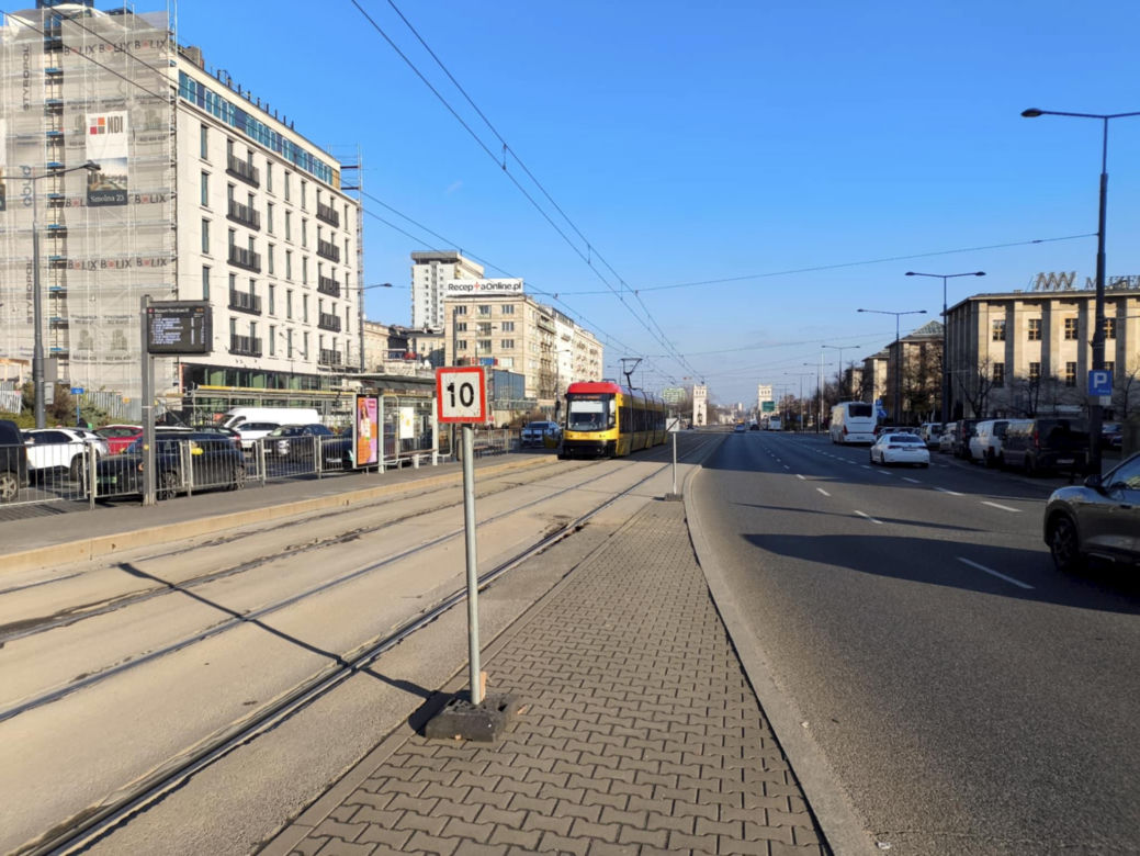 Wielka dziura w torach w centrum Warszawy. Sypią się na naszych oczach!