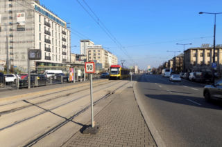 Wielka dziura w torach w centrum Warszawy. Sypią się na naszych oczach!