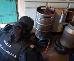 Narewka. Bimbrownik wpadł pędzeniu nielegalnego alkoholu [ZDJĘCIA]