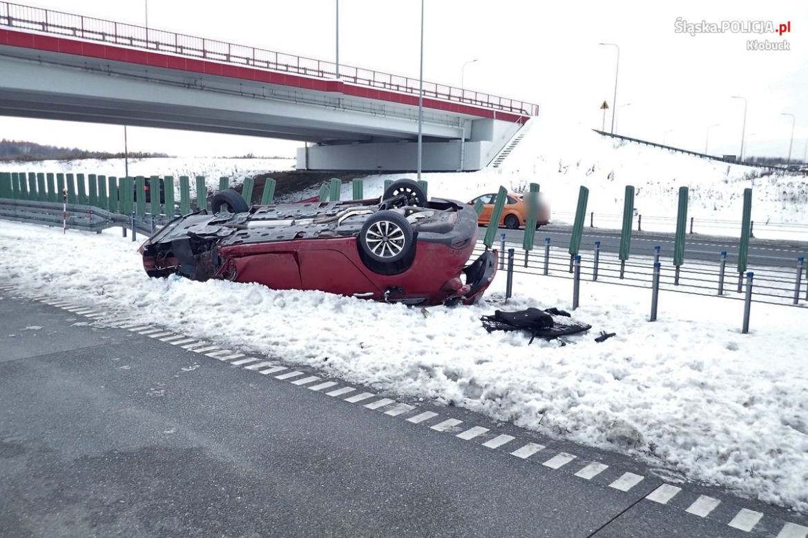 Zderzenie ciężarówki z osobówką na autostradzie A1 na Śląsku. Poszkodowani zakleszczeni we wraku