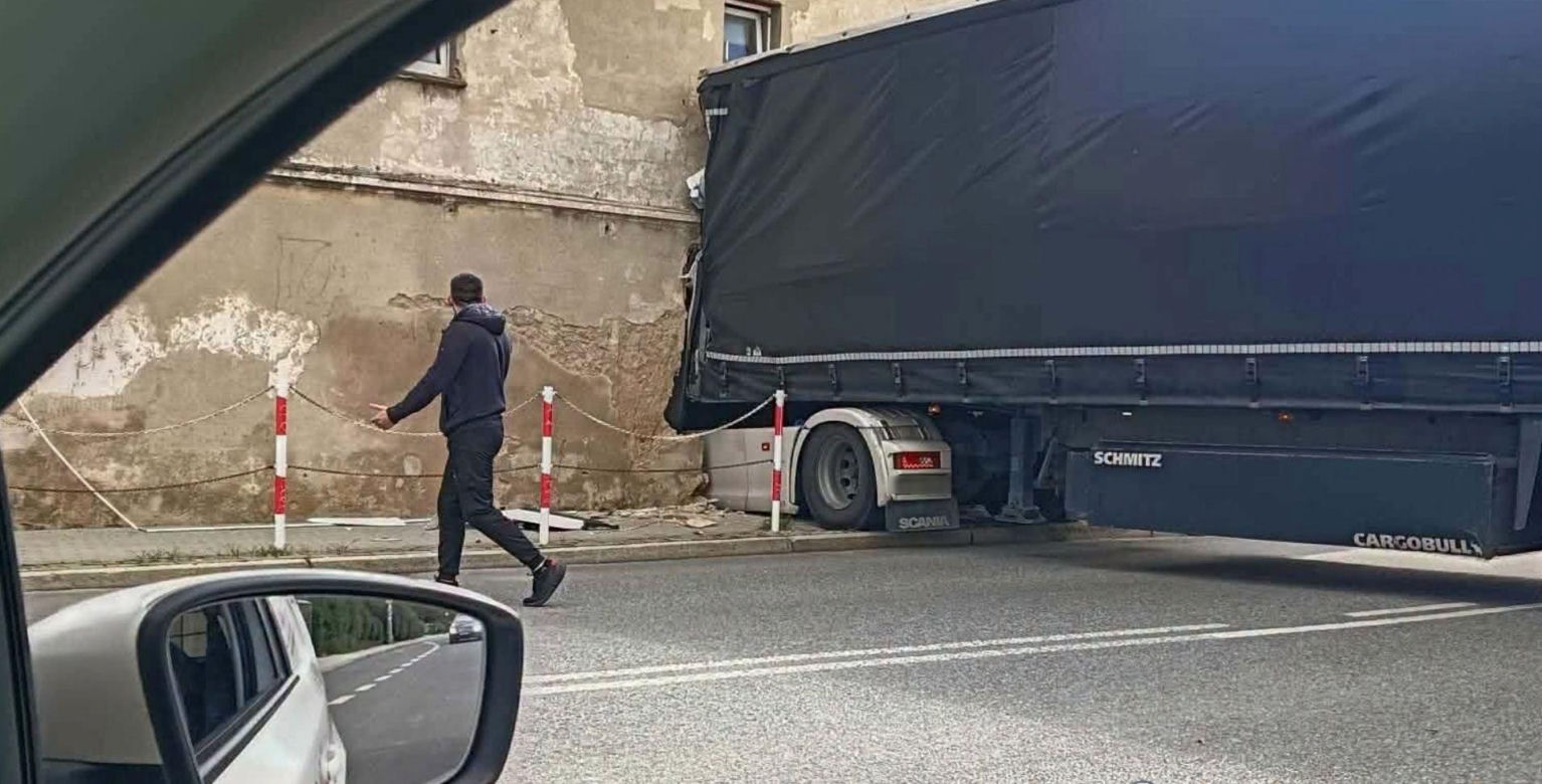 Dramat na Dolnym Śląsku! Ciężarówka wbiła się w budynek mieszkalny. Trwa akcja ratunkowa