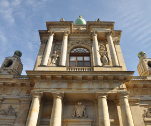 Złote ołtarze w kościele seminaryjnym 