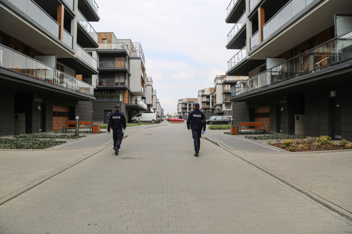 Policja i wojsko upominają i karają mieszkańców Krakowa