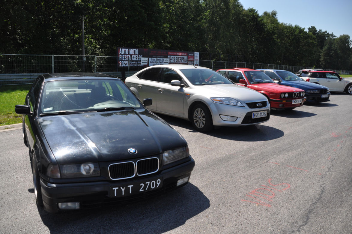 Auto Moto Fiesta 2023 na Torze Kielce. Dużo pięknych samochodów i pokazy driftu