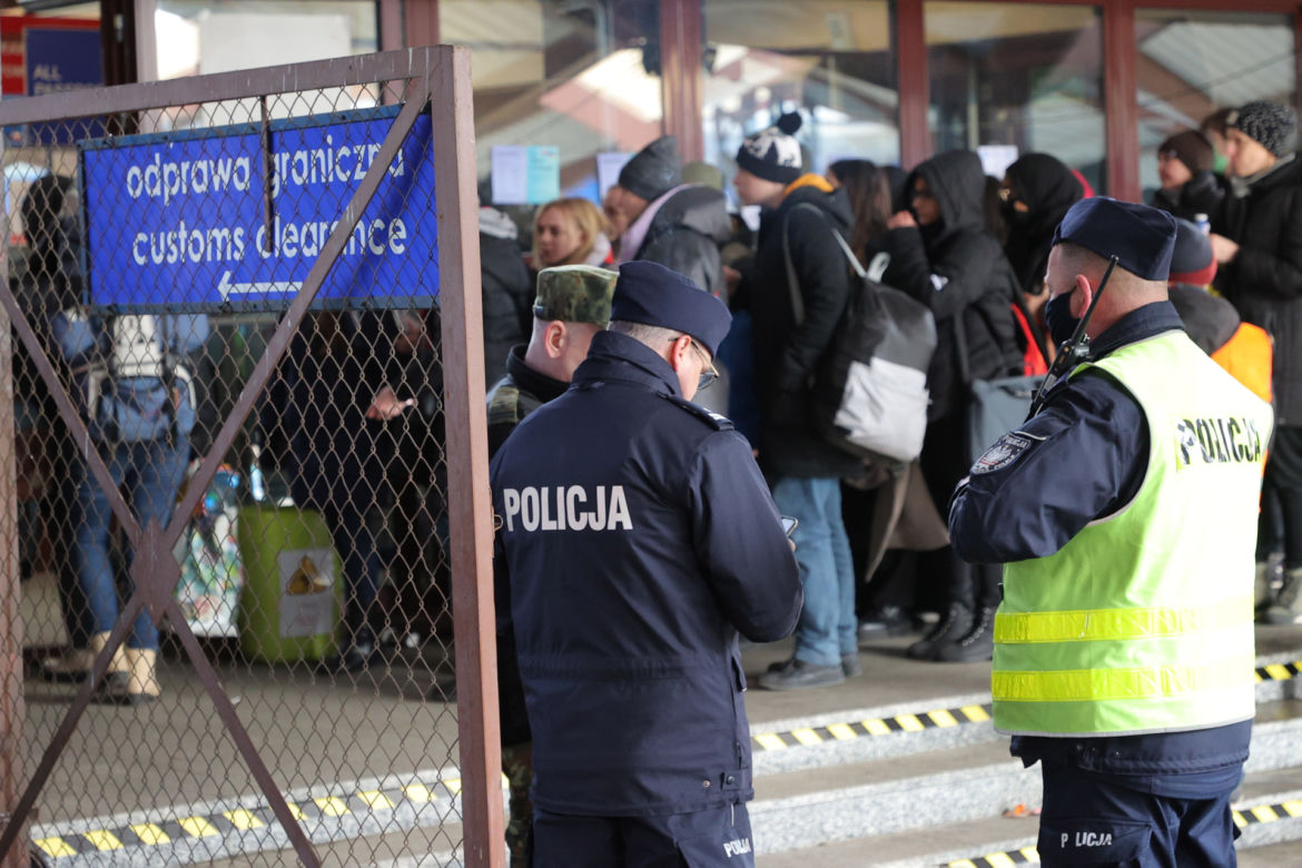 Ukraińscy uchodźcy oczekujący na pomoc na dworcu w Przemyślu