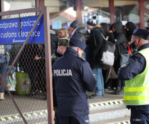 Ukraińscy uchodźcy oczekujący na pomoc na dworcu w Przemyślu