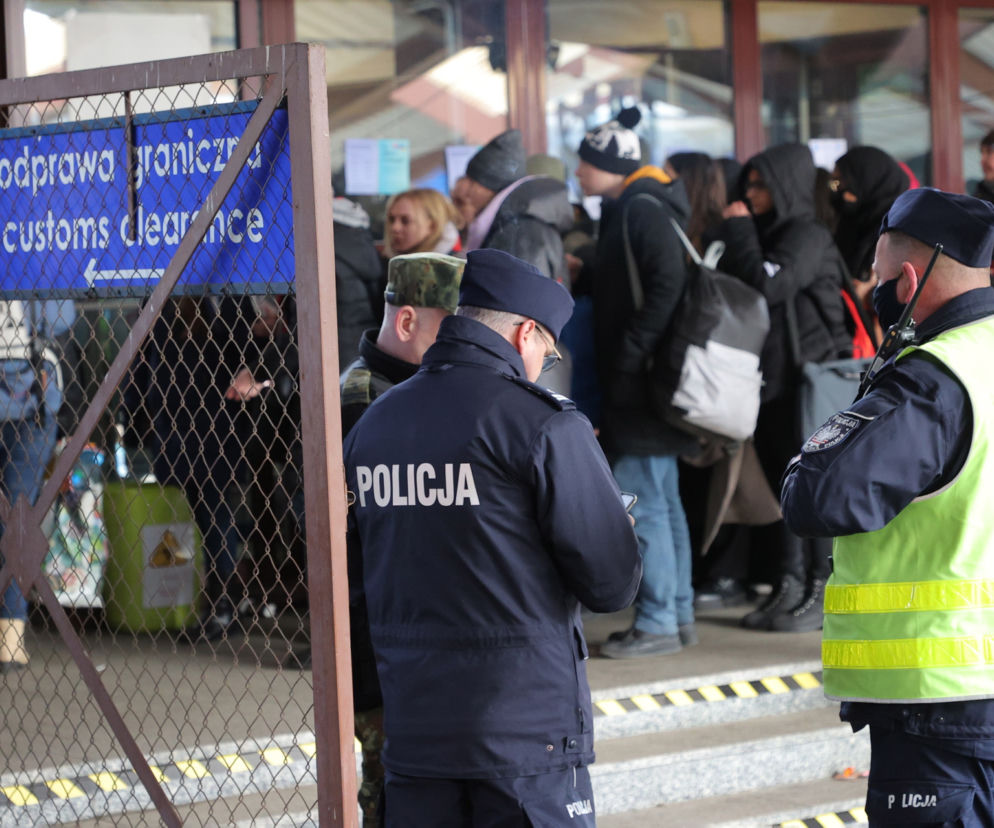 Ukraińscy uchodźcy oczekujący na pomoc na dworcu w Przemyślu