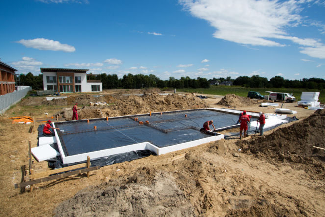 Płyta fundamentowa jest budowana płytko - w strefie przemarzania - ponieważ jest dobrze ocieplona