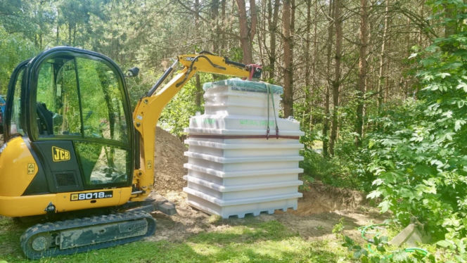 Piwniczka ziemianka w ogrodzie