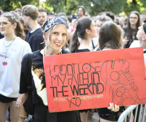 Fani w upale czekają na koncert The Weeknd. Tłumy w Warszawie