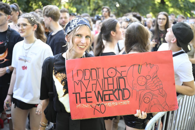 Fani w upale czekają na koncert The Weeknd. Tłumy w Warszawie