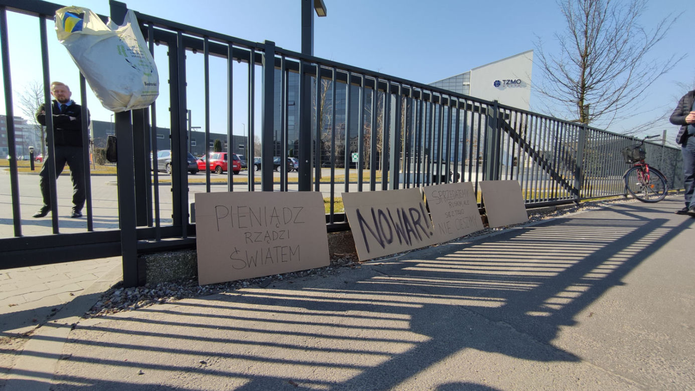 Protest pod siedzibą TZMO. Co dalej z Toruńskimi Zakładami Materiałów Opatrunkowych w Rosji?