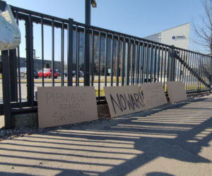 Protest pod siedzibą TZMO. Co dalej z Toruńskimi Zakładami Materiałów Opatrunkowych w Rosji?