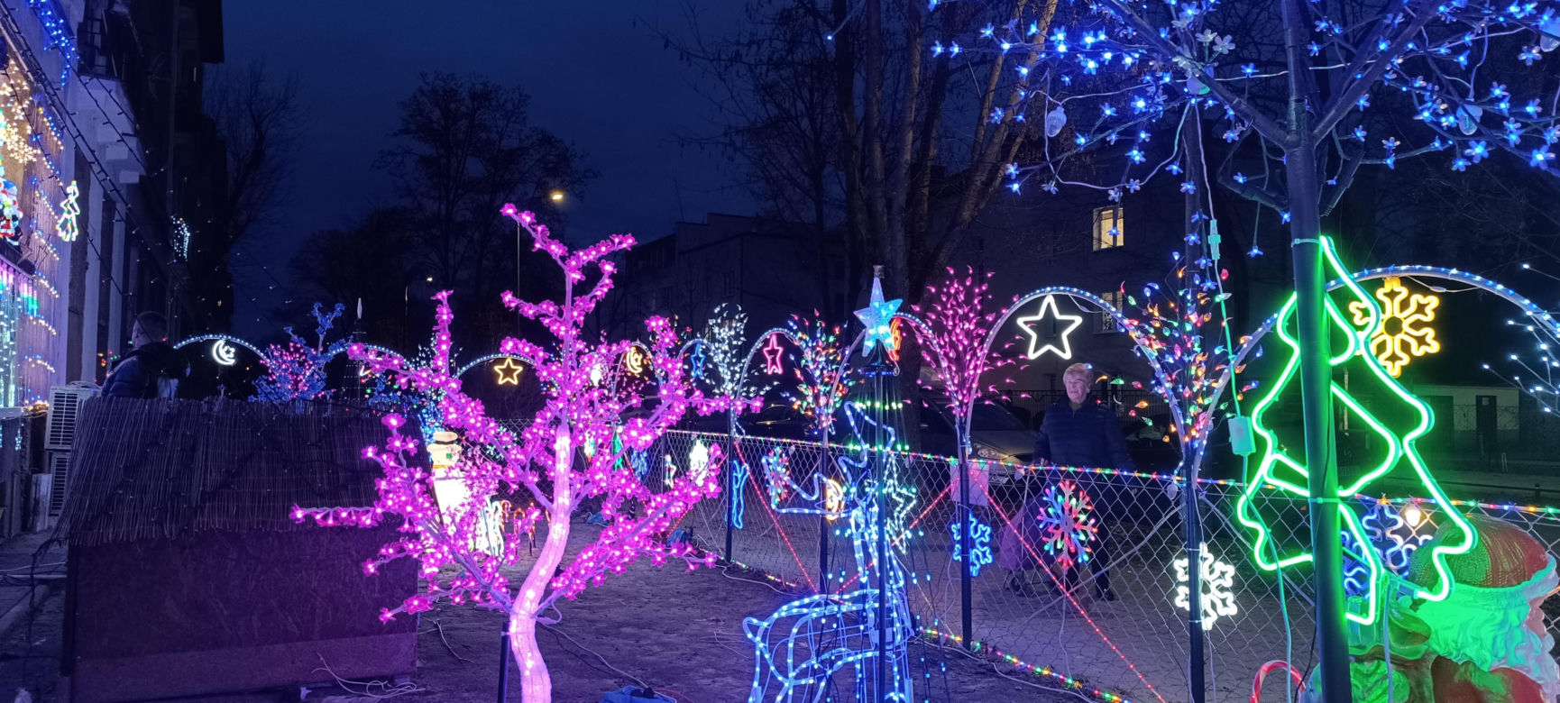 Świateczna iluminacja na jednej z posesji na Starych Bielanach 2024