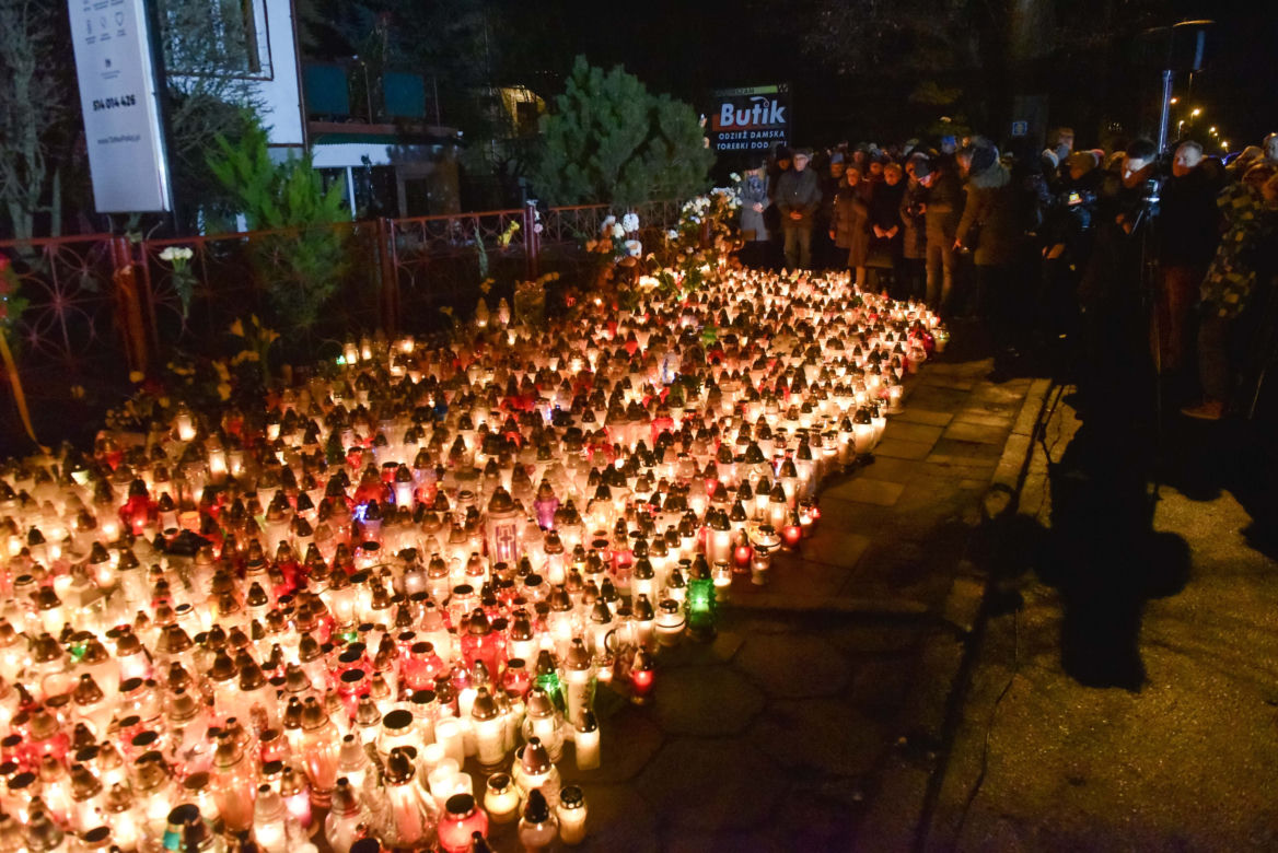 Tragedia w escape roomie. Modlący się ludzie, światła, kwiaty i zabawki pozostawione w miejscu tragedii.