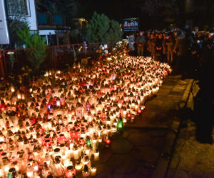 Tragedia w escape roomie. Modlący się ludzie, światła, kwiaty i zabawki pozostawione w miejscu tragedii.