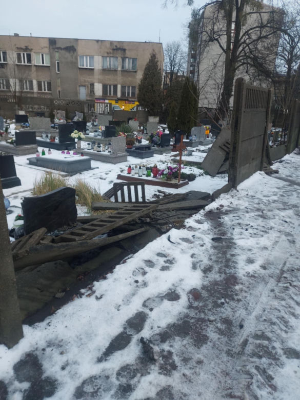 Zniszczone ogrodzenie cmentarza w Tarnowskich Górach