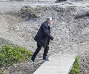 Karol Karski w lesie