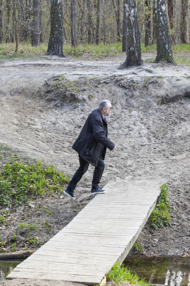 Karol Karski w lesie