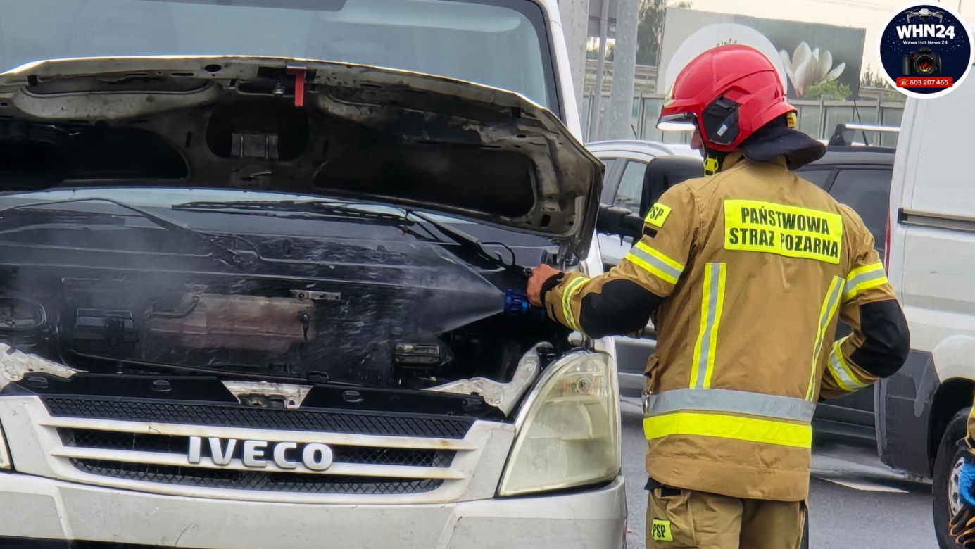 Groźny pożar dostawczaka w Jankach. Bardzo duże utrudnienia w ruchu
