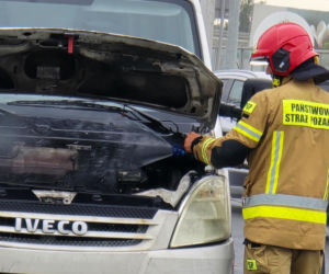 Groźny pożar dostawczaka w Jankach. Bardzo duże utrudnienia w ruchu