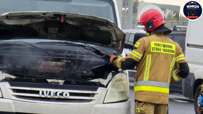 Groźny pożar dostawczaka w Jankach. Bardzo duże utrudnienia w ruchu