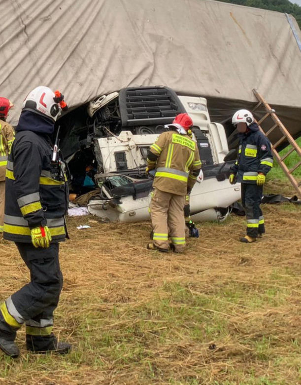 Śmiertelny wypadek pod Krosnem. Tir spadł ze skarpy z 49-latkiem w zgniecionej kabinie