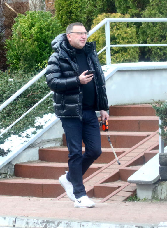 Czesław Michniewicza przegląda szalenie drogie auta. Został przyłapany w wielkiej furze, ale zakupy musi taszczyć