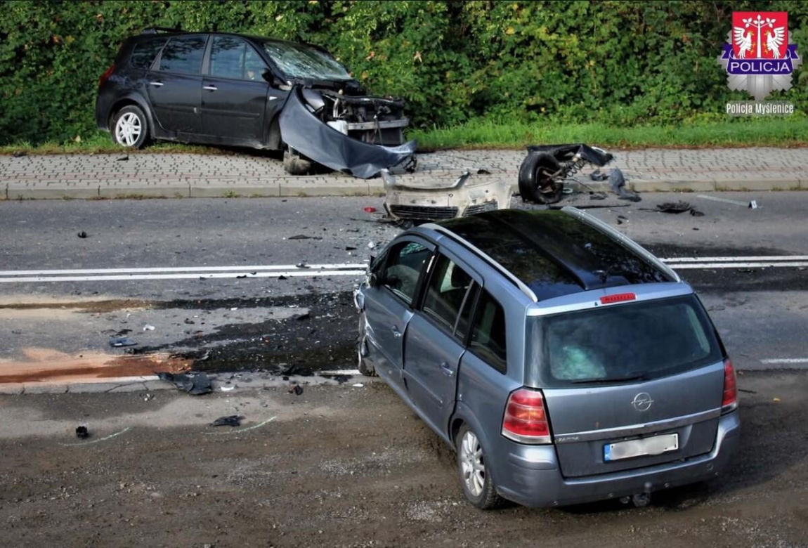 Opel i Renault zmiażdżone po czołowym zderzeniu. 33-latek popełnił fatalny błąd