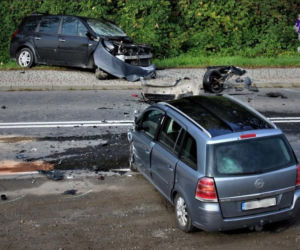 Opel i Renault zmiażdżone po czołowym zderzeniu. 33-latek popełnił fatalny błąd