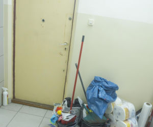 Udało się wejść do zaśmieconego mieszkania na Gocławiu. Wielkie sprzątanie