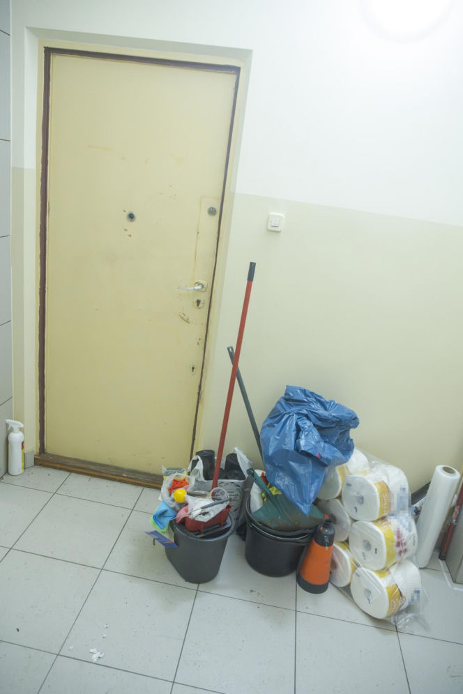 Udało się wejść do zaśmieconego mieszkania na Gocławiu. Wielkie sprzątanie