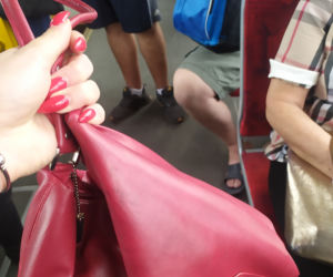 Julia odebrała torebkę złodziejom z tramwaju! Dwójkę osiłków potraktowała ostrymi paznokciami