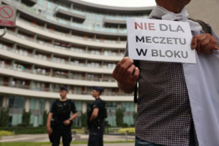 Protest przeciw budowie meczetu na krakowskim osiedlu