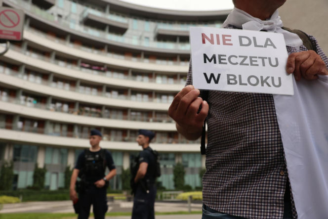 Protest przeciw budowie meczetu na krakowskim osiedlu