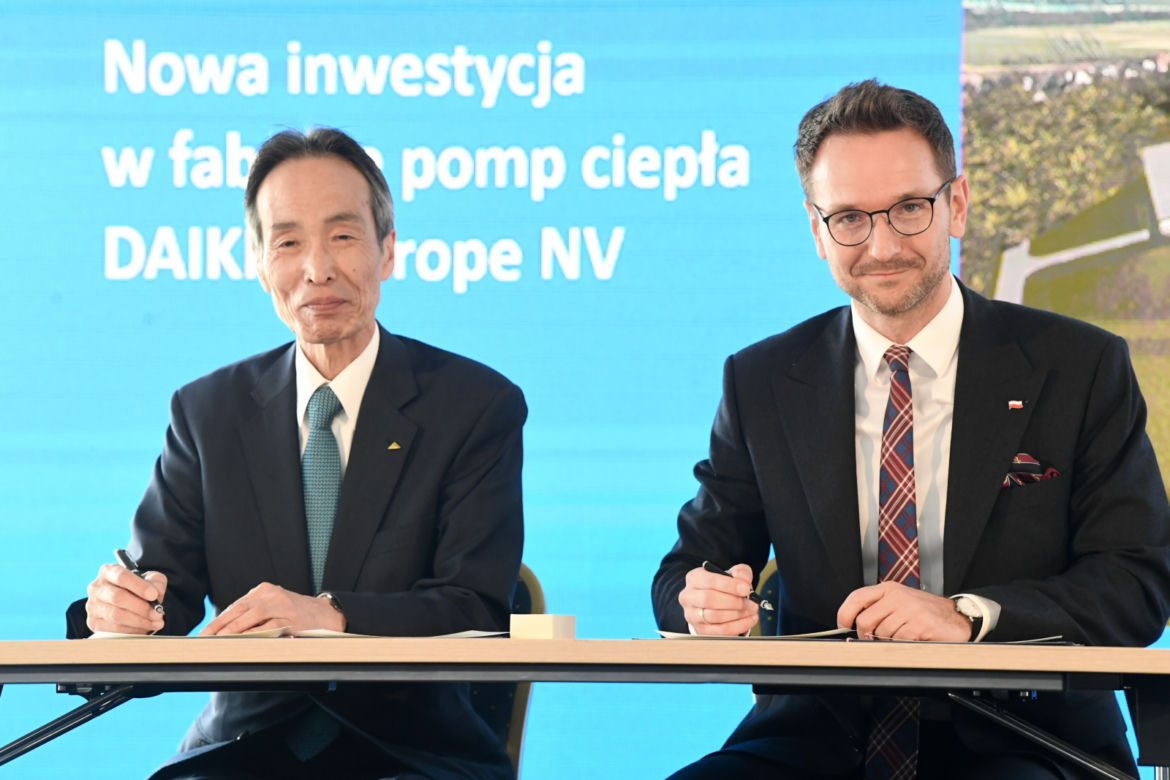Minister rozwoju i technologii Waldemar Buda i prezes Daikin Europe Masatsugu Minaka