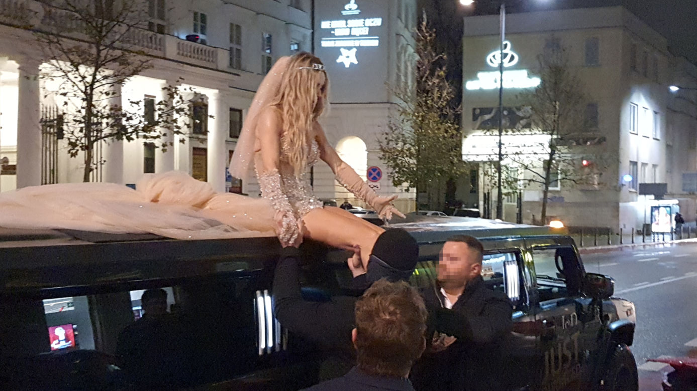 Doda schodzi z limuzyny