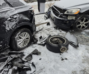 Znany aktor świadkiem kraksy w al. Niepodległości. BMW roztrzaskało zaparkowane auta