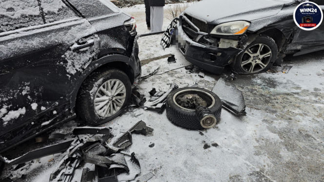 Znany aktor świadkiem kraksy w al. Niepodległości. BMW roztrzaskało zaparkowane auta