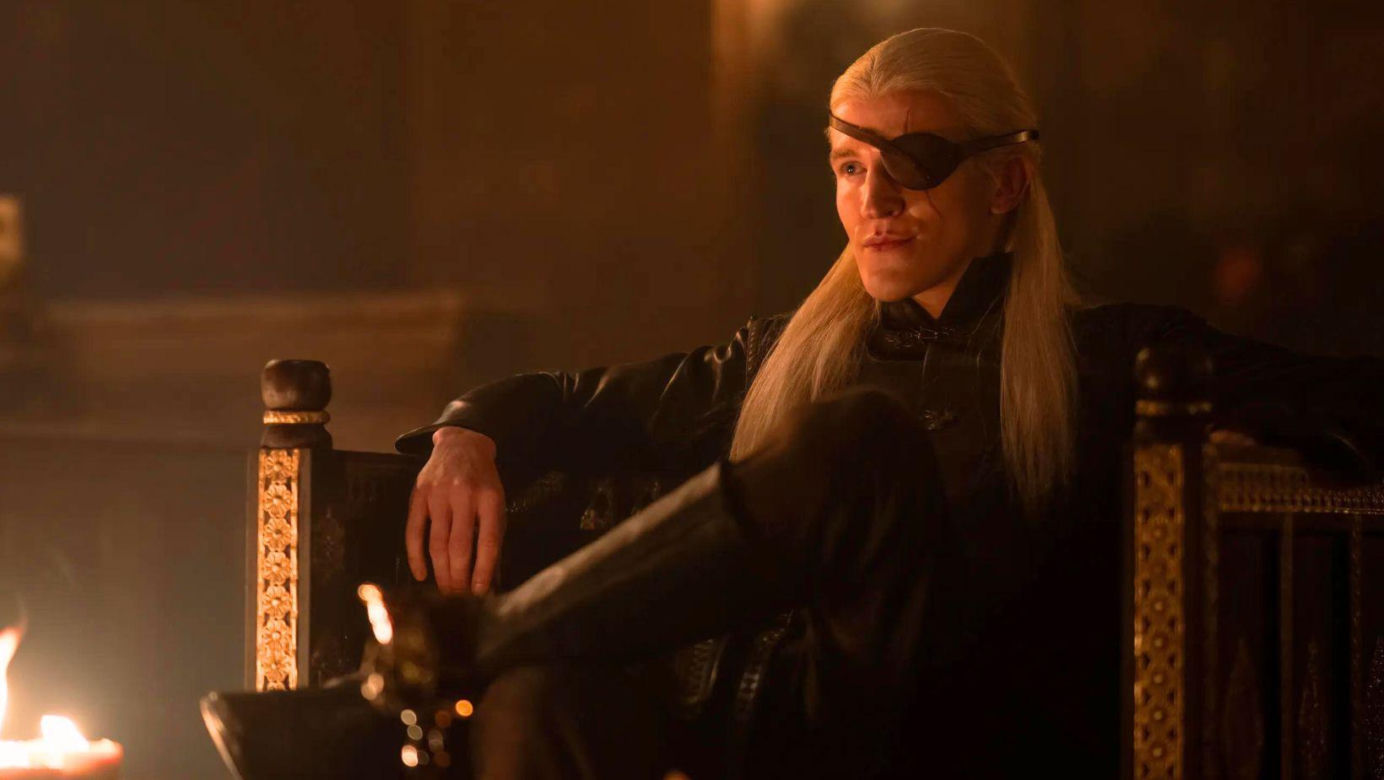 Ewan Mitchell jako książę Aemond Targaryen.
