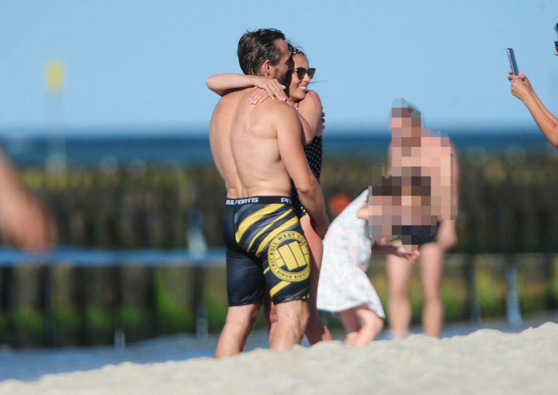 Katarzyna Glinka z rodziną na plaży w Kołobrzegu