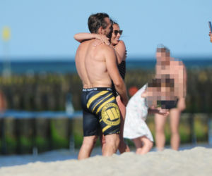 Katarzyna Glinka z rodziną na plaży w Kołobrzegu