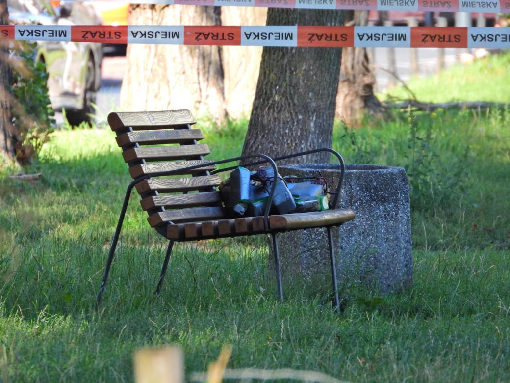 Tajemnicze pakunki znalezione na ławce w Warszawie