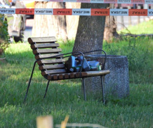 Tajemnicze pakunki znalezione na ławce w Warszawie