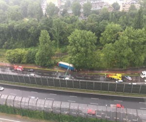 Teraz wypadek w Katowicach: Ciężarówka przebiła bariery i wjechała na chodnik!